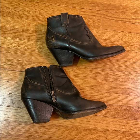 Frye ankle boots. Size 7. - Picture 3 of 6